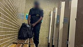 Putaria No Banheiro Com O Segurança