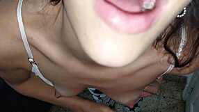 follo a mi cuñada en la sala mientras esposa descansa, damn!