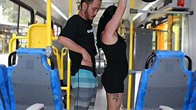 बस में पब्लिक हरकत, ब्रूनेट की बड़ी गांड पर रगड़कर फिनिश