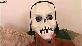 अरे लड़कियों, आंखों पर पट्टी बांधकर चुदाई के लिए तैयार हो? नंगी काली चिक्स बूढ़े स्टड्स के साथ जंगली थ्रीसम में बड़े लंड लेती हैं।