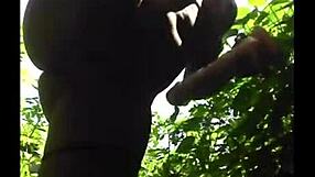 Dude, flexible ebony babe gets outdoor pussy pounding! 😍