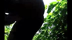 Dude, flexible ebony babe gets outdoor pussy pounding! 😍