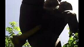 Dude, flexible ebony babe gets outdoor pussy pounding! 😍