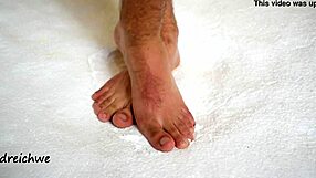 I admire this man's huge sexy feet in high definition