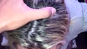 मैं 10 मिनट तक ब्लोंड स्लट के रूप में डीपथ्रोटिंग की दीवानी हूँ।