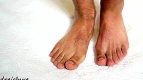 I admire this man's huge sexy feet in high definition