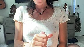 क्यूट बनी गर्ल चूसती है और और के लिए उत्तेजित करती है