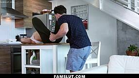 लुभावनी सौतेली बहन ने हैंडसम सौतेले भाई के साथ एकांत का मजा लिया