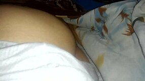 यो, मेरे बेड पर, बिना अंडरवियर, मेरी टांगें देखो