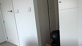 यार, उसे पसंद है जब मैं उसकी चूत को लेदर लेगिंग्स में भरता हूँ