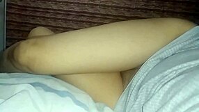 यो, मेरे बेड पर, बिना अंडरवियर, मेरी टांगें देखो