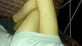 यो, मेरे बेड पर, बिना अंडरवियर, मेरी टांगें देखो