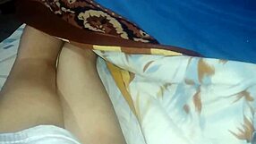 यो, मेरे बेड पर, बिना अंडरवियर, मेरी टांगें देखो