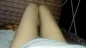 यो, मेरे बेड पर, बिना अंडरवियर, मेरी टांगें देखो