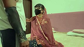 मेरी नई शादीशुदा लड़की ने वेडिंग नाइट पर डॉगी स्टाइल लिया।