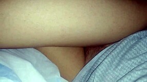 यो, मेरे बेड पर, बिना अंडरवियर, मेरी टांगें देखो