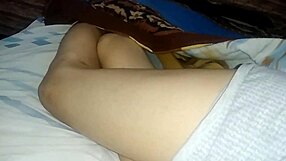 यो, मेरे बेड पर, बिना अंडरवियर, मेरी टांगें देखो