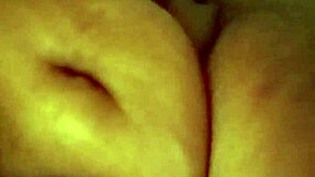 रेट्रो बीबीडब्ल्यू एबोनी कपड़े फाड़कर तीव्र हस्तमैथुन करती है