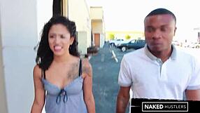 कर्ली बालों वाली लैटिना कॉलेज गर्ल ने बाहर काला लंड चूसा