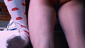 la amiga de la universidad y el amigo del novio se encuentran en una fiesta y se van a la habitación de él para tener sexo mientras sus parejas están en el baño