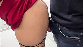 ऑफिस बाथरूम में लंबी कर्वी सेक्रेटरी के साथ क्रीमी धमाल