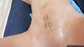 मिल्फ बाथरूम में प्लेमेट्स के साथ हार्डकोर मस्ती करती है