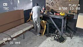 Novinha Leva Carro No Mecânico E Levou Pau