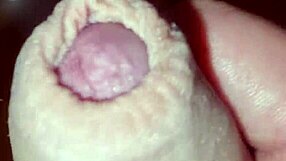 Ano Maschile E Cazzo In Primo Piano Gioca Sulla Sedia Trasparente - Col Suo Culo E Il Suo Cazzo Enorme