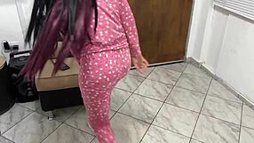 मेरी सौतेली बेटी मेरे लंड पर अपनी बड़ी गांड के साथ ट्वर्क करती है, घरेलू टैबू मस्ती