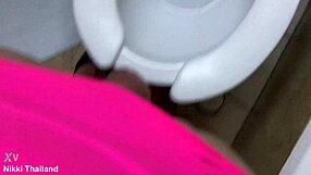 कभी निक्की लेडीबॉय को टॉयलेट में हावी होते देखा?