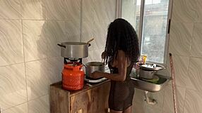 किचन में बड़ी काली लंड से चूत का पानी फूटा स्क्वर्ट