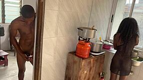 किचन में बड़ी काली लंड से चूत का पानी फूटा स्क्वर्ट