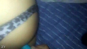 अरे! 69 स्लट ने गांड में टॉय और मुंह में लंड लिया!