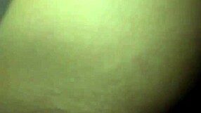 अरे! 69 स्लट ने गांड में टॉय और मुंह में लंड लिया!