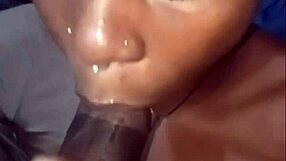 अपनी छोटी स्लट को गंदी गले की स्किल्स सिखा रहा हूँ