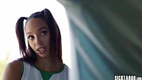 छोटी सी एबोनी चीयरलीडर एलेक्सिस टे को बॉयफ्रेंड के सौतेले बाप से एनल, चौंकाने वाला ट्विस्ट