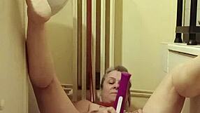 2024 08 27 esclave f mange a la gamelle