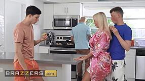 विक्टोरिया लोबोव ने 4 कमशॉट मुँह में लिए और कैली ब्लैक के साथ शेयर किए