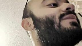 ¿Listo para la masturbación después de una ducha en el baño del gym? No te lo pierdas, es enorme! 😜