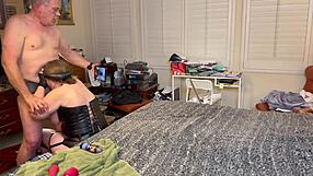 ग्रैनी पेगी सू पहली बार इंटेंस पेगिंग मुंह में कम से खत्म