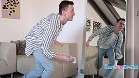 क्यूट टिनी 18+ स्टीप सिस मुझे प्रैंक के लिए रिवॉर्ड देती है