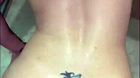 fui fodida do chão do banheiro de 4 empinada e ele me fez abrir tudo pra meter completo no red