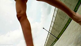 सैंड्रा बी के बड़े बूब्स प्राइमकप्स पर गॉन्जो स्टाइल हार्डकोर सेक्स में बाउंस करते हैं