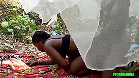 जंगली जंगल में अपने बूढ़े मर्द को गहराई तक चोदना