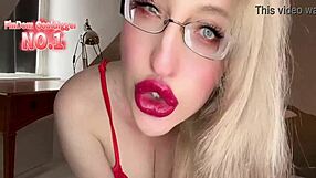 सिसी लाल लिपस्टिक फेटिश का चक्कर है?