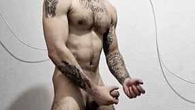 ¿Listo para la masturbación después de una ducha en el baño del gym? No te lo pierdas, es enorme! 😜