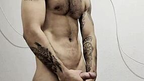 ¿Listo para la masturbación después de una ducha en el baño del gym? No te lo pierdas, es enorme! 😜