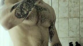 ¿Listo para la masturbación después de una ducha en el baño del gym? No te lo pierdas, es enorme! 😜