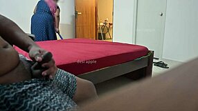 नॉटी मेड मालिक को चुपके से हैंडजॉब से तड़पाती है