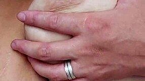 Gosto que me fode desse jeito arrega�ando o meu cu com dildo anal